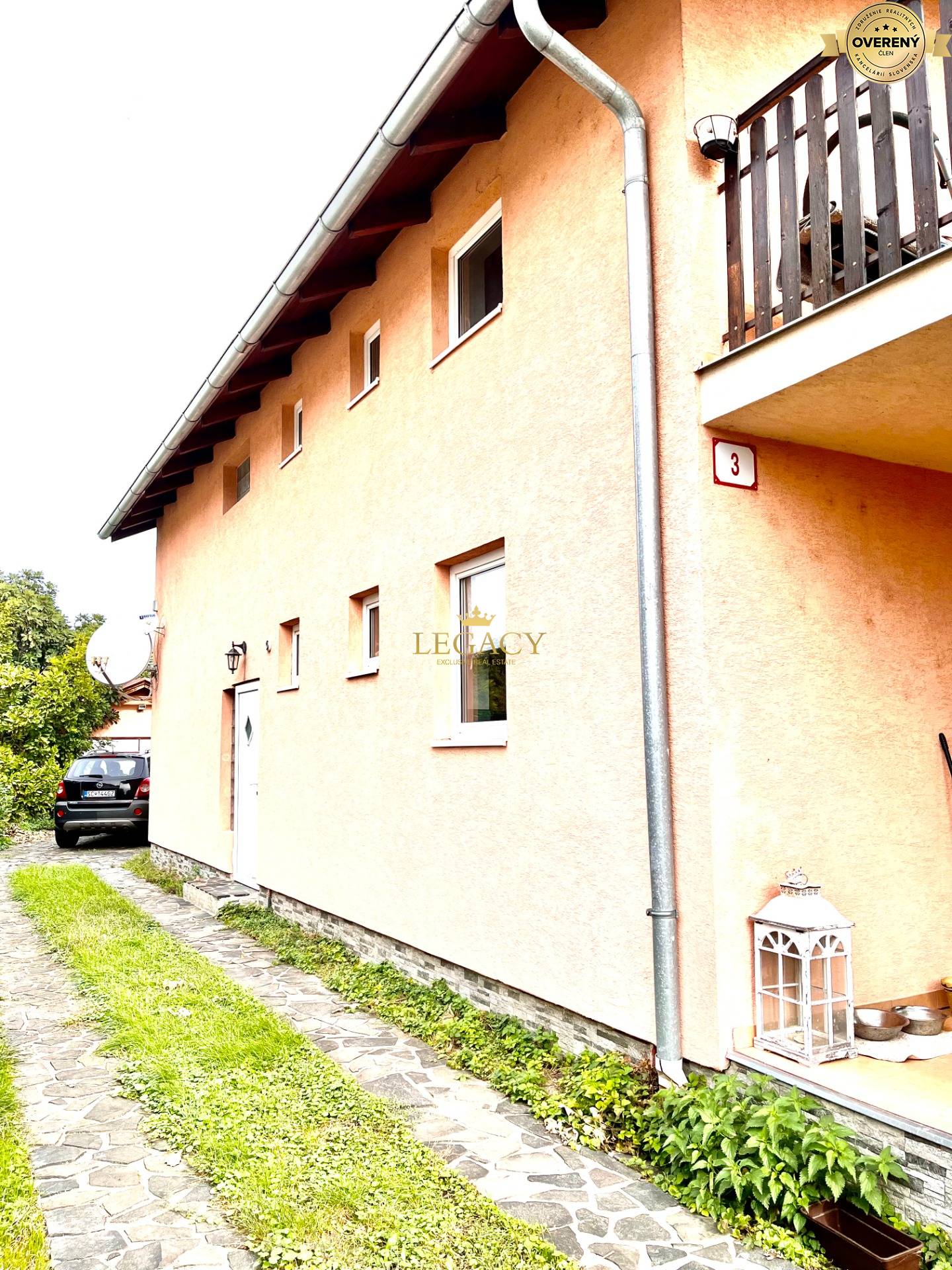 môj dom z boku nova foto.jpg